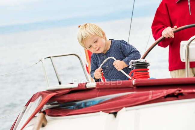 Молодий хлопчик на вітрильному човні — стокове фото