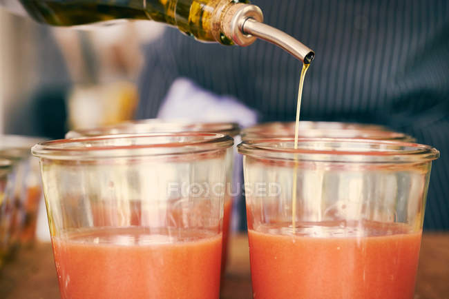 Olive oil being drizzled into smoothie — Stock Photo