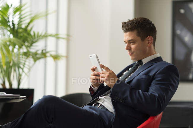 Hombre de negocios sentado en la oficina - foto de stock