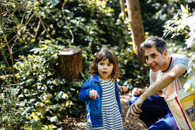 Отец и девочка наслаждаются прогулкой на природе — стоковое фото