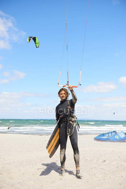 Kite surfista segurando na barra de controle — Fotografia de Stock