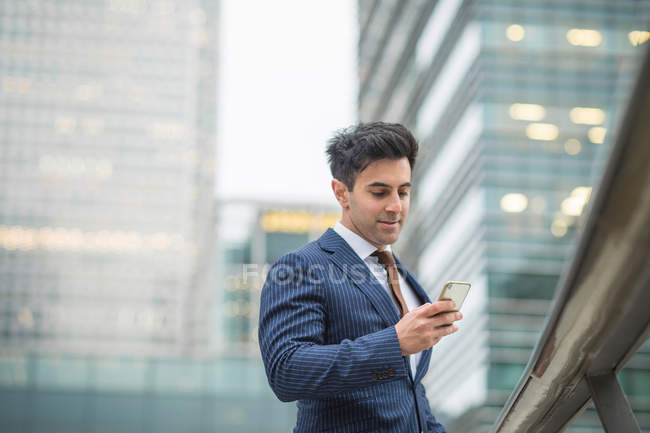 Geschäftsmann mit Handy — Stockfoto