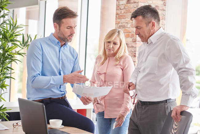 Colleagues in office discussing paperwork — Stock Photo