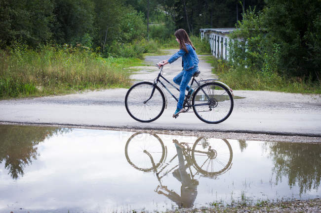 Adolescente chica ciclismo - foto de stock