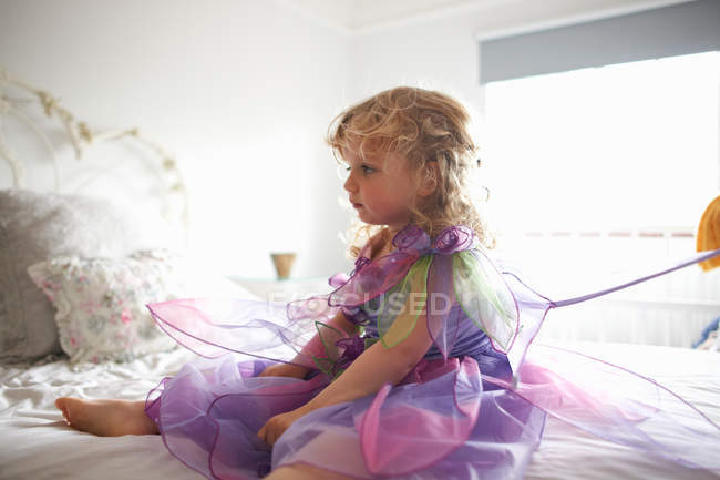 Menina vestida em trajes de fada — Fotografia de Stock