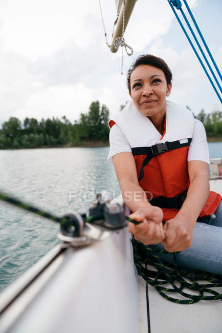 Жінка на вітрильному човні — стокове фото