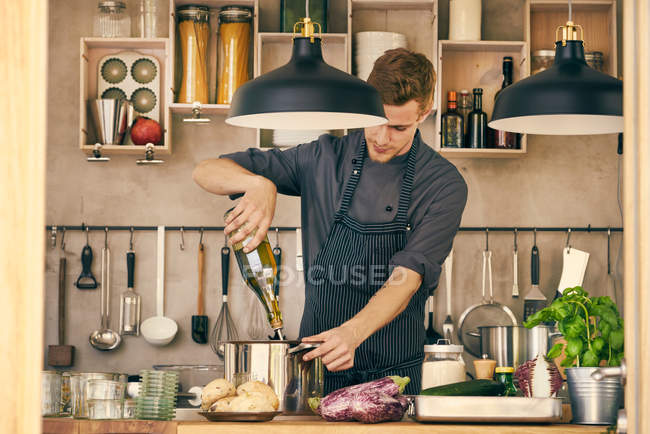 Cuoco che cucina in cucina commerciale — Foto stock