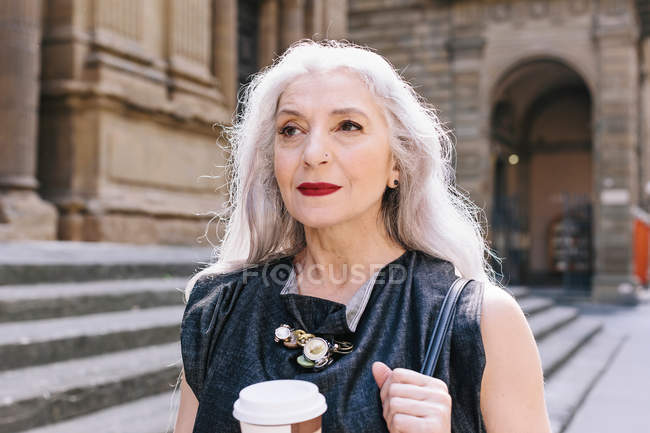 Зрелая женщина с длинными седыми волосами — стоковое фото