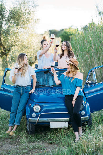 Friends on vintage car — Stock Photo