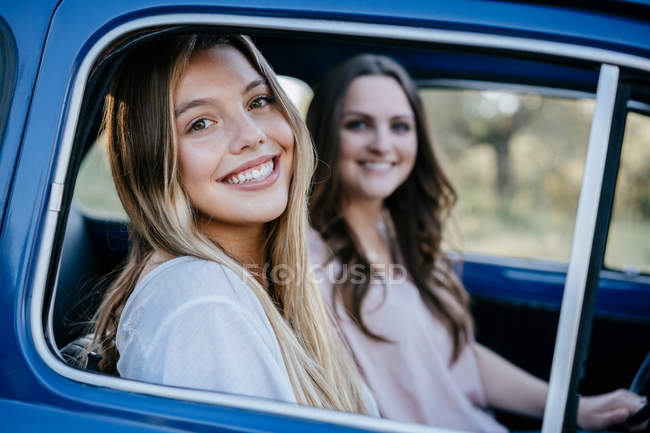 Friends in vintage car — Stock Photo