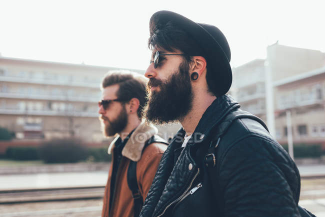Amici hipster che indossano occhiali da sole in città — Foto stock
