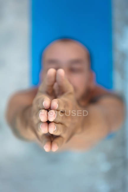 Hombre practicando yoga - foto de stock