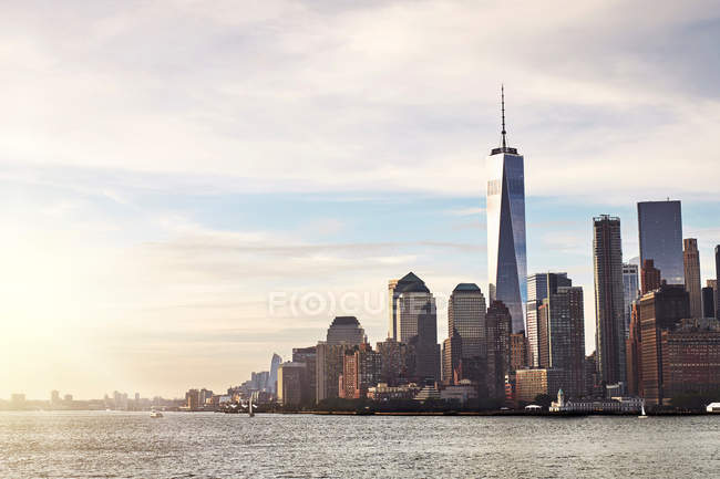 Paisaje urbano y horizonte con One World Trade Centre - foto de stock