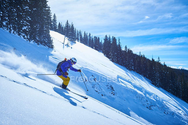 Людина на лижах вниз — стокове фото