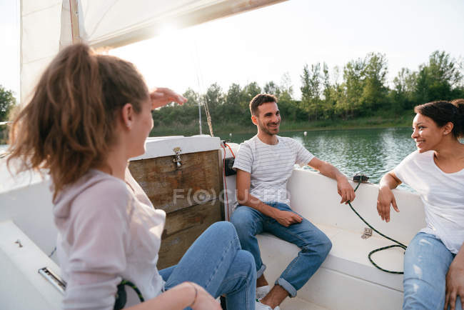 Três amigos relaxando no barco à vela — Fotografia de Stock