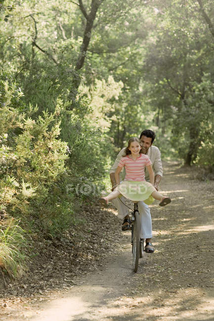 Padre e figlia in bicicletta — Foto stock