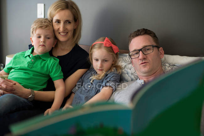 Родители на диване с детьми — стоковое фото