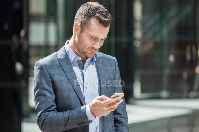 Hombre de negocios usando el teléfono móvil - foto de stock