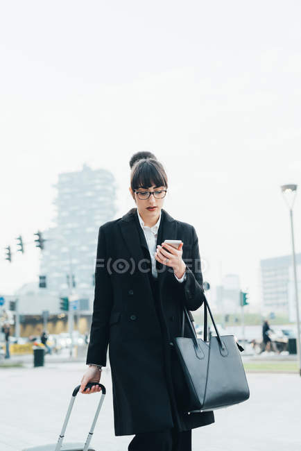 Empresária usando telefone celular — Fotografia de Stock