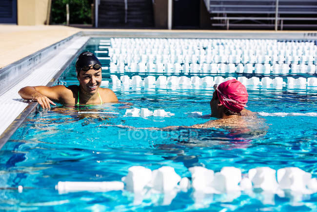 Nadador en agua al final de la piscina - foto de stock