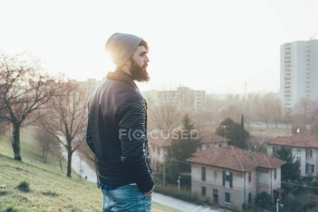 Hipster olhando para fora sobre a paisagem urbana — Fotografia de Stock