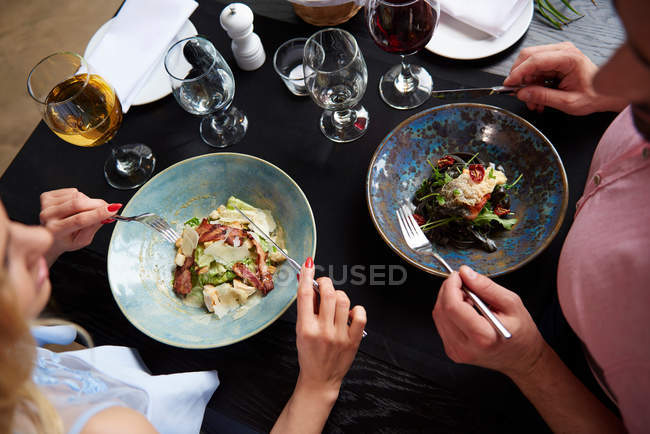 Casal almoçando no restaurante — Fotografia de Stock