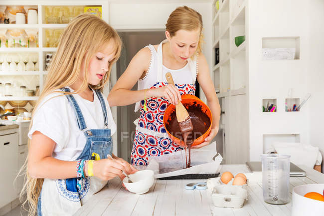 Meninas preparando brownies de chocolate — Fotografia de Stock