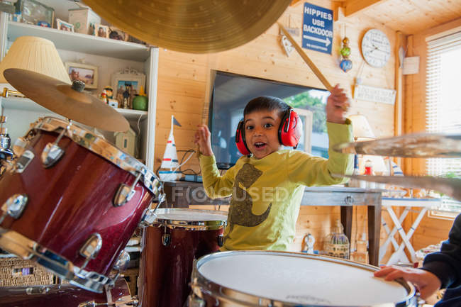 Niño tocando la batería - foto de stock