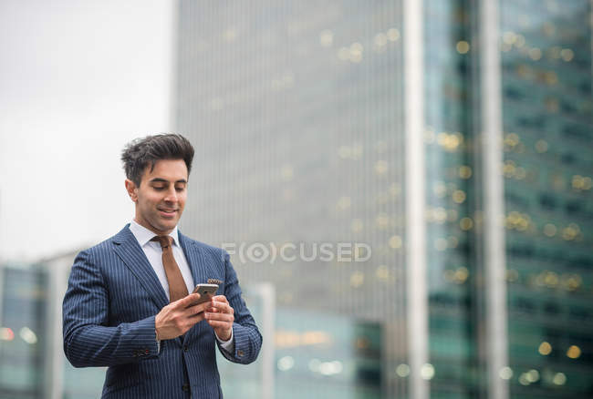 Uomo d'affari che utilizza il telefono cellulare — Foto stock
