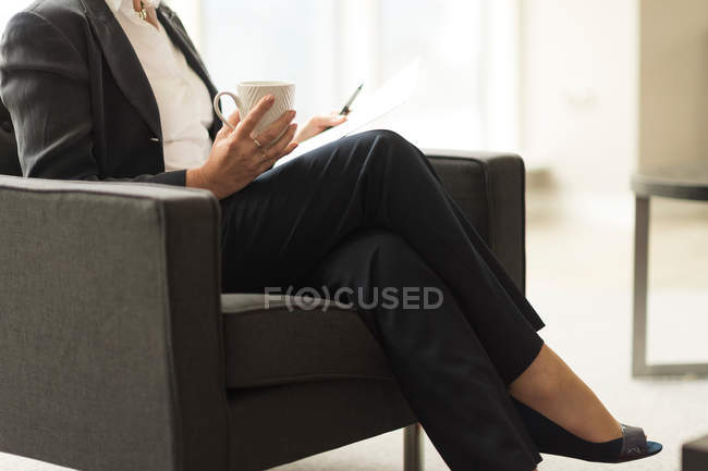 Бізнес-леді сидить в офісі — стокове фото