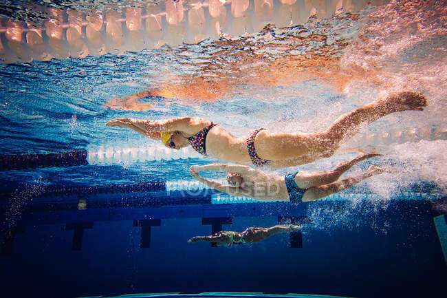 Les nageurs font du freestyle dans la ruelle — Photo de stock