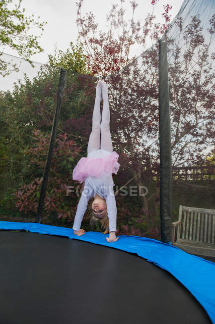 Menina no trampolim vestindo tutu — Fotografia de Stock