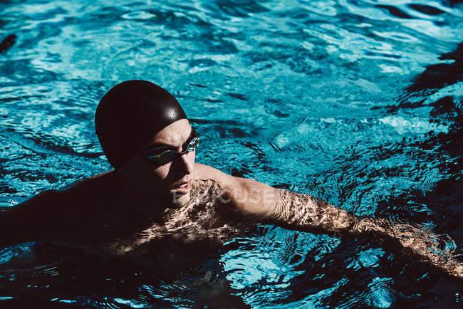Nageur dans l'eau dans la piscine — Photo de stock