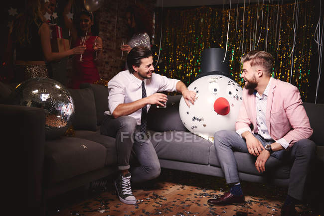 Uomini seduti sul divano alla festa — Foto stock