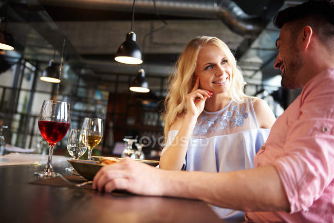 Casal conversando na mesa do restaurante — Fotografia de Stock