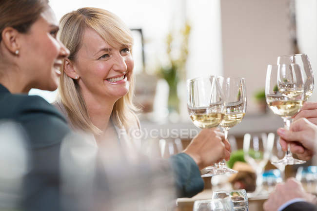 Businessmen and businesswomen toasting — Stock Photo