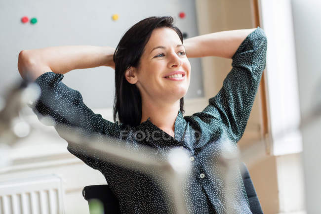 Diseñadora femenina feliz - foto de stock