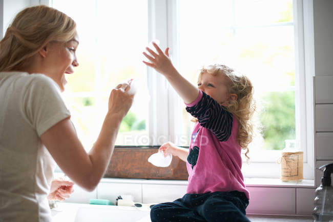 Mother and daughter in kitchen — Stock Photo