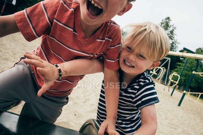 Chicos jugando al aire libre - foto de stock