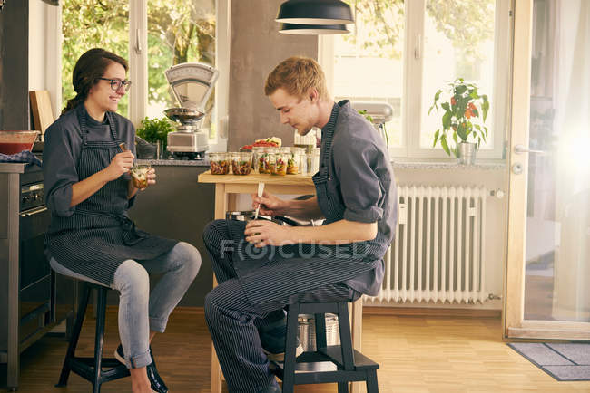 Chefs testando alimentos na cozinha — Fotografia de Stock