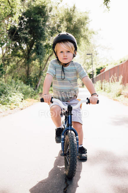 Young boy riding bicycle — Stock Photo