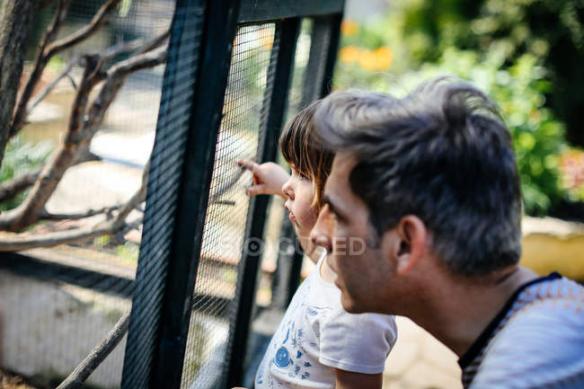 Padre e bambina nella fattoria della città — Foto stock