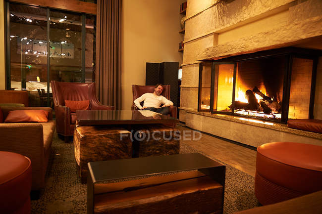 Homem relaxante em poltrona — Fotografia de Stock