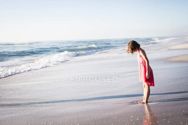 Девушка на пляже, Кейптаун — стоковое фото