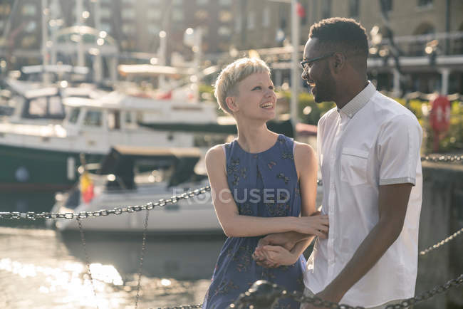 Jeune couple marchant à côté du quai — Photo de stock