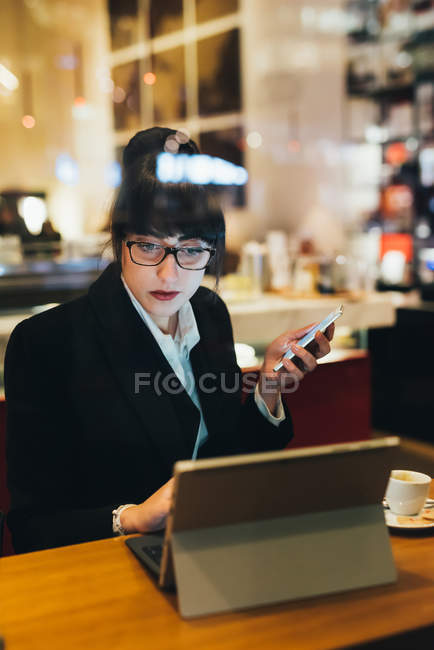 Donna d'affari che utilizza il telefono cellulare — Foto stock
