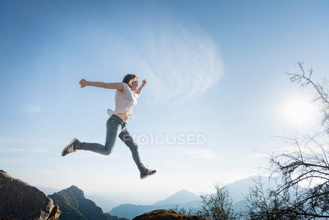 Mujer saltando, Parque Nacional Sequoia - foto de stock