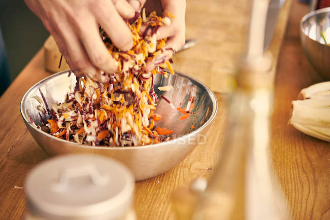 Chef che lancia insalata — Foto stock