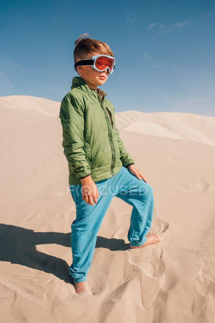 Niño en dunas de arena - foto de stock