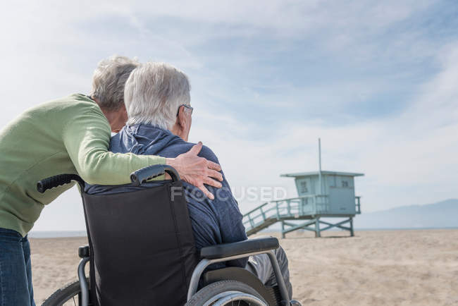 Senior en fauteuil roulant avec femme — Photo de stock
